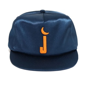 Casquette <span class=keywords><strong>snapback</strong></span> à 5 panneaux en satin bleu marine et satin vert, avec broderie en point de chaînette sous le bord, et sangle arrière en cuir courte avec fermoir à pression. - Product Image 2
