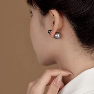 Boucles d'oreilles clous géométriques polyvalentes grises 2025 avec zircon et finition plaquée or pour femme, luxe haut de gamme - Product Image 6