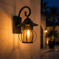 Lanterne murale extérieure de style farmhouse avec cadre décoratif pour l'éclairage de porche de villa