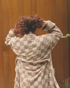 Peignoir en tissu éponge 100% coton personnalisé à carreaux à manches longues Motif jacquard teint en fil pour hôtels et spas haut de gamme - Product Image 4