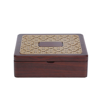 Boîte à chocolat carrée en bois avec couvercle sculpté, fermeture magnétique, doublure en PU, logo personnalisé pour l'emballage de noix séchées et de desserts de luxe