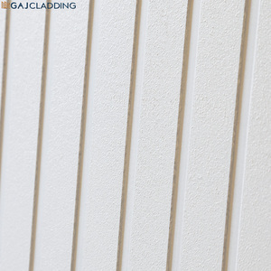 Revestimiento de Pared Exterior con Ranuras Lineales Blancas, Paneles de Fibrocemento Pre-Revestidos con Líneas de Sombra para Decoración de Hoteles y Villas - Product Image 1