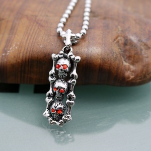 Colgante de Joyería de Moda de Acero de Titanio Fundido, Collar con Colgante de 3 Calaveras con Ojos Rojos de Diamante, Venta al por Mayor, Joyería para Hombre - Product Image 1