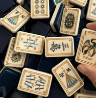 En gros, en stock : Jeu de Mahjong américain Wine Blue Sunday personnalisé, 160 tuiles gravées, en acrylique 4 couches, coffret de voyage de luxe