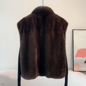 Gilet Corto di Lusso in Vera Pelliccia di Visone d'Allevamento Ecosostenibile con Scollo a V per Donna, Stile Casual, Colore Marrone Naturale - Product Image 4