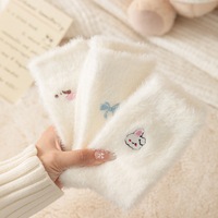 Chaussettes d'hiver chaudes pour femmes, doublées de polaire, épaisses, blanches laiteuses, moelleuses, mignonnes, broderie géométrique, chaussettes décontractées pour tous les jours