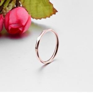 Anillo de acero de titanio para mujer, estilo minimalista con forma de diamante de 2 mm, un accesorio popular y de moda en Europa y América, perfecto para una - Product Image 2
