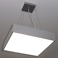 Suspension plate carrée moderne de 600x600mm montée sur panneau LED éclairage rétro-éclairé en aluminium noir suspension commerciale pour bureau