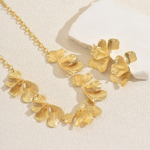 2025 nouvelle mode en gros de haute qualité or tonique feuille florale déclaration collier et boucles d'oreilles ensemble de bijoux - Product Image 3