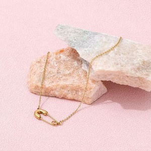 Collier pendentif épingle de sûreté plaqué or 18 carats en acier inoxydable, bijoux personnalisés, vente en gros - Product Image 4