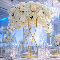 Grands centres de table en métal élégants et de haute qualité avec fleurs décoratives pour tables de mariage et allées, et support doré