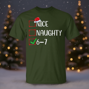 T-shirt natalizia divertente con cappello di Babbo Natale, maglietta per le vacanze con meme - Product Image 2