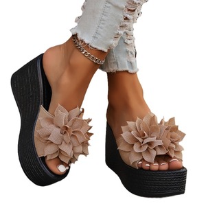 รองเท้าแตะส้นเตารีดแบบเปิดสำหรับผู้หญิง ลายดอกไม้ แฟชั่น สำหรับใส่ไปทะเล ชายหาด ฤดูร้อน กันลื่น - Product Image 6
