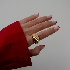 Pendientes de Aro en Forma de U de Acero Inoxidable y Titanio de Alta Calidad, Resistentes al Agua, con Patrón Geométrico para Mujer - Product Image 5