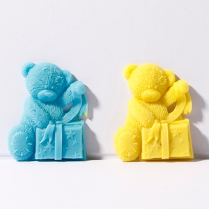 Molde de Silicona para Velas con Forma de Regalo de Abrazo de Oso - Kit para Hacer Velas con Forma de Regalo 3D para Cumpleaños - Product Image 1
