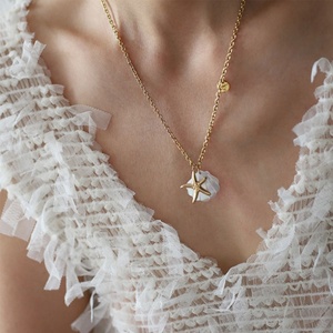 Colliers tendance en acier inoxydable plaqué or 18 carats avec pendentif étoile de mer et coquillage naturel, bijoux raffinés pour femmes - Product Image 1