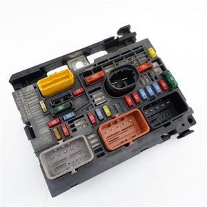 Boîte à fusibles 9664706380 pour <span class=keywords><strong>Peugeot</strong></span> Citroën UPC <span class=keywords><strong>BSI</strong></span> UCH 308 3008 2008 C5 2007-2013 Pièces automobiles Yomi Vente en gros - Product Image 2