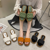 Offre Spéciale femmes tissé plat pantoufle nouveau Style bout ouvert plage Chaussures plaques accessoire de mode facile à enfiler fermeture PVC été