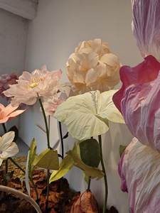 Décoration de scène de mariage, fleurs géantes en papier faites à la main, tulipes et iris en papier, décoration de vitrine de centre commercial - Product Image 3