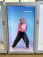 Gabinete Holográfico Transparente 3D con Interacción Humana Digital Virtual con IA y Logotipo Personalizado para Turismo Cultural, Museos y Educación