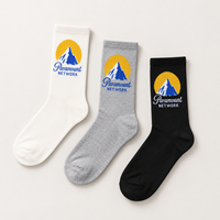 Chaussettes de sport blanches personnalisées avec logo montagne tricoté, motif durable, couleurs entièrement personnalisables et confort tout au long de la journée