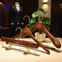 Cintres en bois personnalisés pour costumes et pantalons avec logo gravé et barre