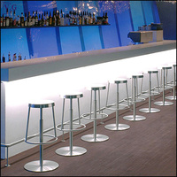 Comptoir de bar moderne personnalisé en pierre de surface solide avec étagère à vin pour la décoration intérieure