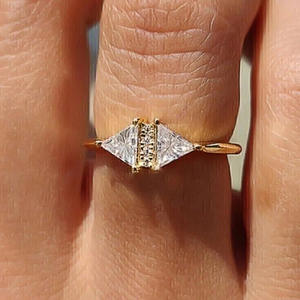 Anello di fidanzamento a piramide T0746 da donna con zirconia cubica creato in laboratorio, taglio trilione, montatura a griffe, anelli alla moda - Product Image 2