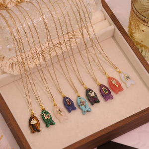 Collier pendentif délicat en forme de poisson en pierre naturelle et zircon, chaîne à maillons en acier inoxydable plaqué or, mignon et tendance pour femme, usage quotidien - Product Image 1