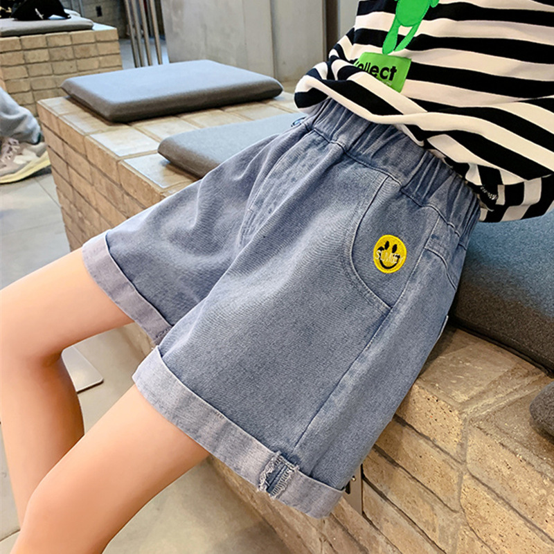 Shorts with smiley embroider
