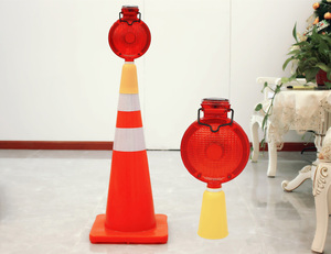 Feux de signalisation LED solaires à haute visibilité pour cônes de signalisation et barricades - Product Image 3