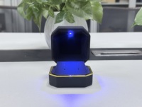 Boîte à bijoux LED octogonale à bords dorés pour vente en gros, pour bagues, boucles d'oreilles, pendentifs, colliers, bracelets et ensembles de bijoux
