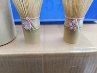 Fouet à matcha artisanal en bambou violet avec support personnalisé en stock, pour la cérémonie du matcha, accessoires et outils
