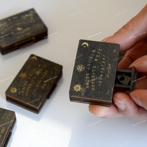 Boîte de planche Ouija en bois miniature Tableau de communication spirituelle personnalisé Ensemble de jeu de séance personnalisé pour les amateurs de paranormal - Product Image 1