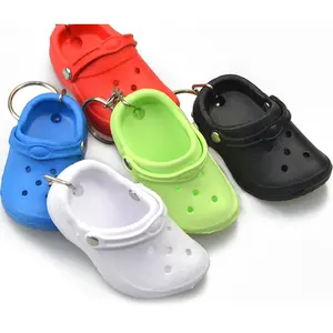 Llaveros de goma de PVC suave personalizados, colgante de bolsa, zapatilla colorida, zueco, zapatos, llavero de plástico Eva, mini llavero de zapatos con agujero pequeño 3D