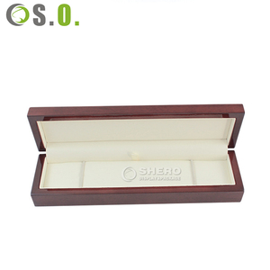 Boîte à bagues en bois pour les bagues de championnat de basketball et de football - Élégant coffret de présentation avec décor carré pour bijoux sportifs - Product Image 3
