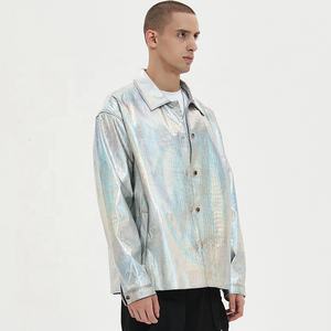 Chaqueta corta de piel sintética con textura de cocodrilo reflectante brillante para hombre - Product Image 2