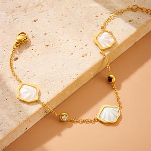 Esta pulsera de acero inoxidable chapada en oro, compuesta de múltiples elementos de moda europea y americana, es una versión elegante. - Product Image 2