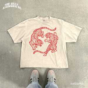 Maglietta OEM ODM con Tigri Combattenti Giapponesi, Grafica Vintage Stile Tatuaggio, Regalo per Amanti delle Tigri, Unisex - Product Image 1