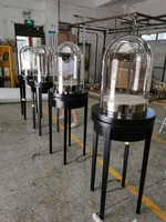Vitrine d'exposition en forme de cloche dorée sur piétement, avec éclairage LED et base cannelée en marbre, pour bijoux, montres, parfums, boutiques et commerces de détail