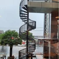 Escalier en spirale extérieur thermolaqué avec empreinte compacte et main courante circulaire en acier pour projets extérieurs