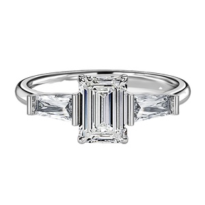 Anillo <span class=keywords><strong>de</strong></span> Compromiso con Tres Diamantes <span class=keywords><strong>de</strong></span> Laboratorio con Corte Esmeralda Trapezoidal <span class=keywords><strong>de</strong></span> 2CT, Oro Blanco Sólido <span class=keywords><strong>de</strong></span> 10K/14K/18K, Certificado IGI, Personalizado CVD/HPHT - Product Image 1
