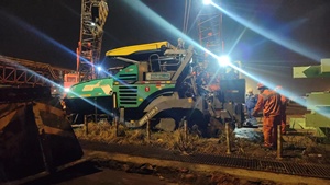 เครื่องจักรกลมือสองยี่ห้อ 11m รุ่น S1900-3 เครื่องปูถนนสำหรับขาย ปั๊มคอนกรีตจีนมือสอง พร้อมแทร็กแพดมือสอง - Product Image 4