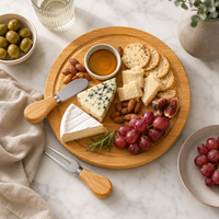 Plateau de service rond en bois de petite taille avec outils en acier inoxydable, plateau à fromage en bambou personnalisé avec logo pour cadeau de mariage ou de fête