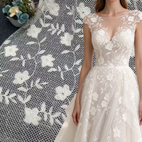 Tissu en dentelle florale 3D en chenille blanc brodé de fleurs en nid d'abeille pour robe et chemisier automne-hiver OEM