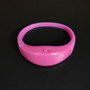 Bracelet en silicone ABS multicolores à LED activées par la musique, contrôlé à distance, compatible DMX, pour une utilisation de Noël - Product Image 4