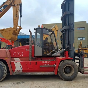 Montacargas Diésel Usado de 2.5 Toneladas, Color Rojo, Mástil de Tres Etapas, Desplazador Lateral Hidráulico, Neumáticos, Tracción Delantera, 14 km/h, para Pavimento Exterior - Product Image 3