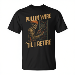 Camiseta con estampado de esqueleto de electricista Pullin Wire Til I Retire - Product Image 2