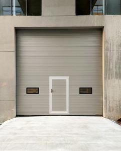 <span class=keywords><strong>Porte</strong></span> de garage <span class=keywords><strong>sectionnelle</strong></span> isolée SEPPES <span class=keywords><strong>avec</strong></span> <span class=keywords><strong>porte</strong></span> à battant intégrée et fenêtres pour bâtiments commerciaux - Product Image 1