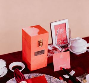 Caja de Regalo Rígida Premium, Rectangular, de Cartón, con Cierre Magnético Rojo, Logotipo en Lámina Dorada, Empaque de Alta Gama - Product Image 1